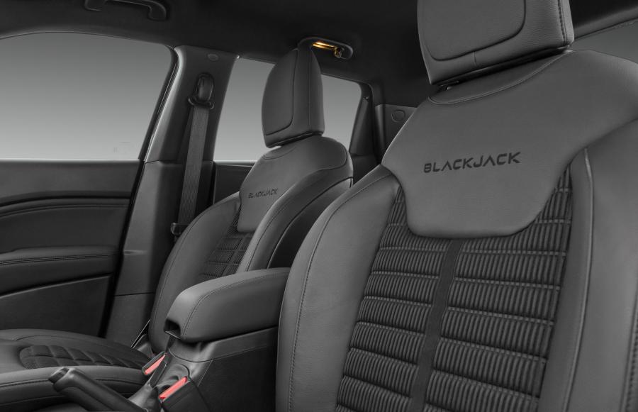 Интерьер Fiat Toro Black Jack (226) 2017 года  (фото 4 из 15)